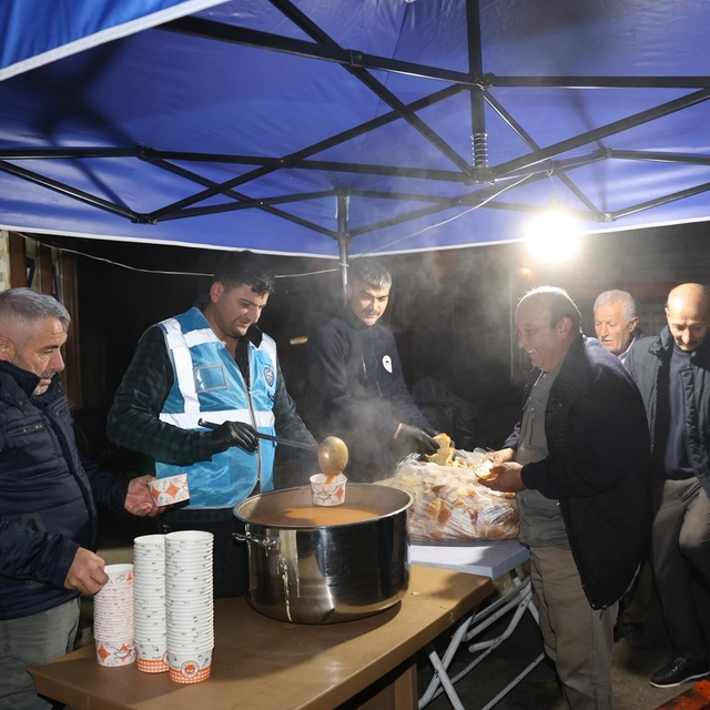 Vezirköprü'de pazar yerlerinde sıcak çorba ikramı sürüyor