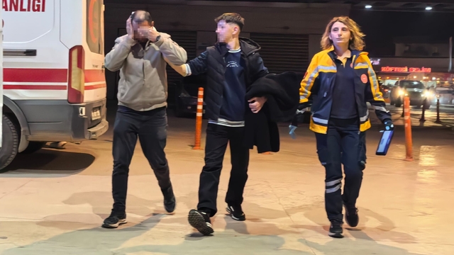 Şişede durduğu gibi durmadı, aşırı alkol kulağına mal oldu
Bursa'da taşların üzerinden düşen alkollü şahsın kulağı koptu