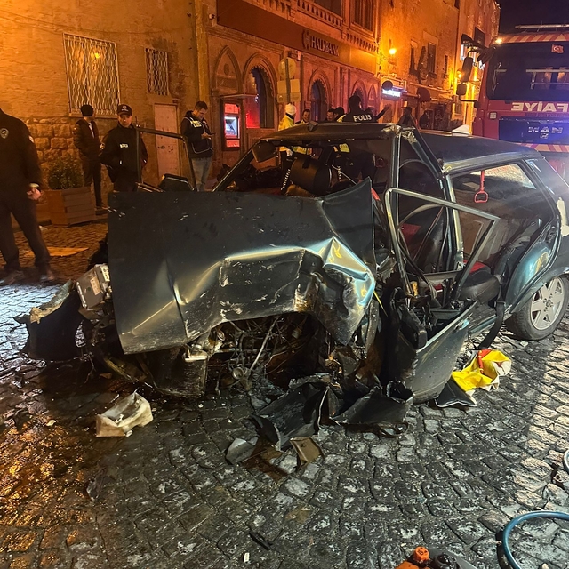 Mardin'de iş yerinin duvarına çarpan otomobildeki 4 kişi yaralandı