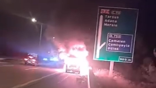 Otoyolda yanan otomobil kullanılamaz hale geldi