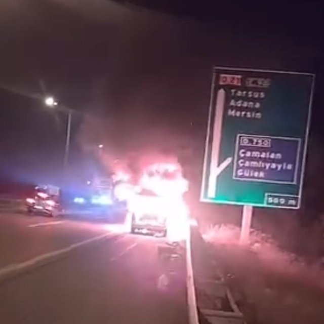 Otoyolda yanan otomobil kullanılamaz hale geldi