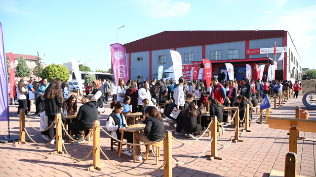 Adana'da öğrenciler "Geleneksel Oyunlar Tırı"nda geçmişin oyunlarını deneyimledi