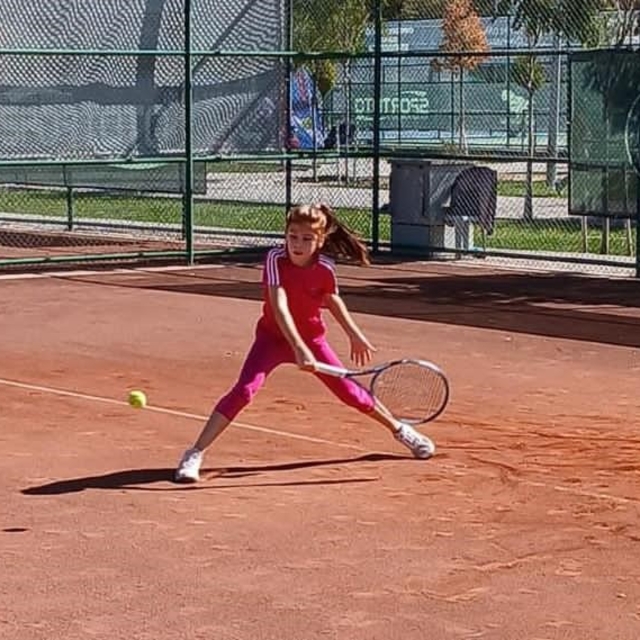 Küçük tenisçi turnuvaya davet edildi