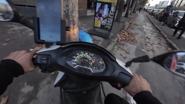 Motosiklet kaydı, duba şaşırttı: Sinirle çıktı, mizahla bitti
Hatalı parka kızdı, ıslak zeminde kayarak dubaya çarptı