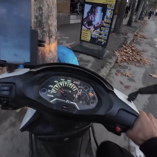 Motosiklet kaydı, duba şaşırttı: Sinirle çıktı, mizahla bitti
Hatalı parka...