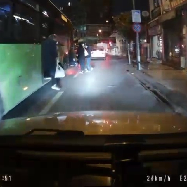 Durak yerine orta şeritte yolcu indirip alan halk otobüsü pes dedirtti
Büyü...