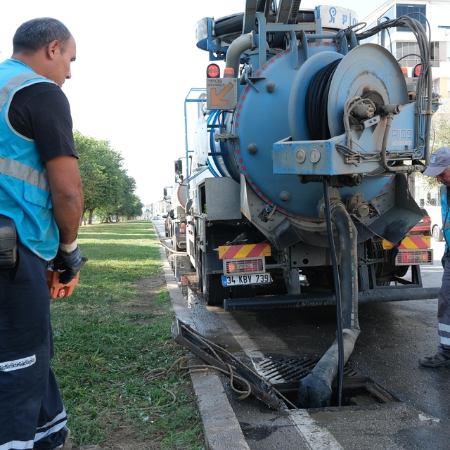 ASAT, Kepez'de yağmur suyu hatlarını temizliyor