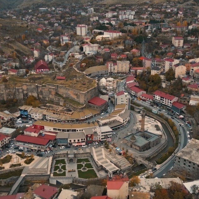 Bitlis'in tarihi çarşısı sonbaharın eşsiz renkleriyle görüntülendi