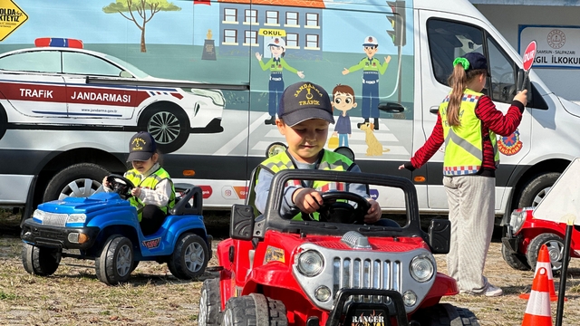 Samsun'da miniklere uygulamalı trafik eğitimi verildi