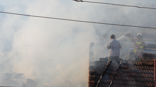 Demirci'de çıkan yangında bir ev kullanılamaz hale geldi
Yangını fark eden mahalle sakinleri evin ahırındaki büyükbaş hayvanları kurtardı