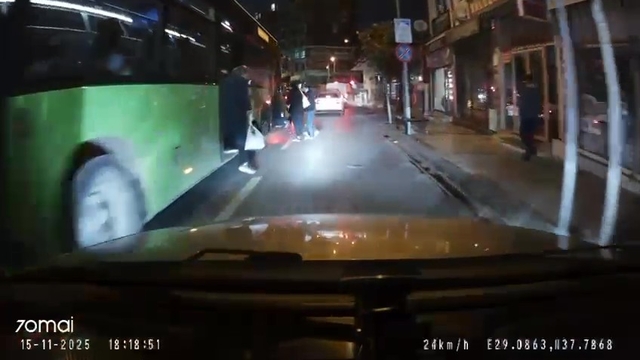 Durak yerine orta şeritte yolcu indirip alan halk otobüsü pes dedirtti
Büyükşehir halk otobüsü durak yerine yolda yolcu alıp indirmesi vatandaşın canına mal oluyordu