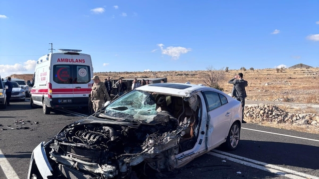 Mardin'de otomobil ile açık kasa kamyonet çarpıştı: 2 yaralı