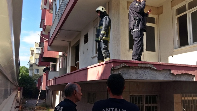 Kentsel dönüşüm için boşaltılan binadaki yangında erkek cesedi çıktı
Yangını söndüren itfaiye ekipleri, yanmış ceset fark edince polise durumu bildirdi
Üzerinden kimlik çıkmayan ve yanma sonucu tanınmayacak halde bulunan erkek cesedi, otopsi için morga kaldırıldı
