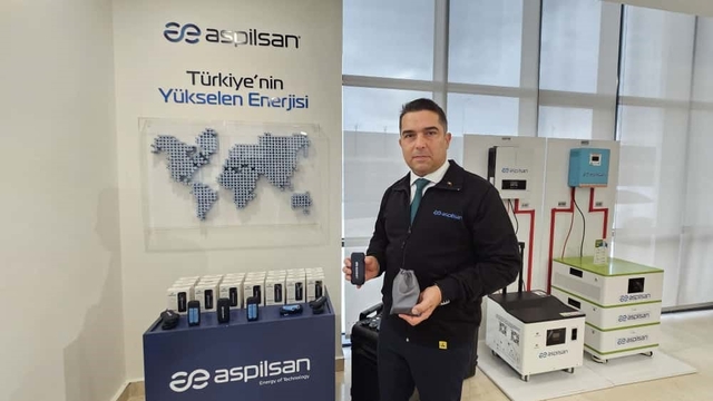 Bu taşınabilir güç kaynağı uçuşları güvenli hale getirecek
Türk mühendisler ayrılabilen lityum batarya ile taşınabilir güç kaynağı üretti