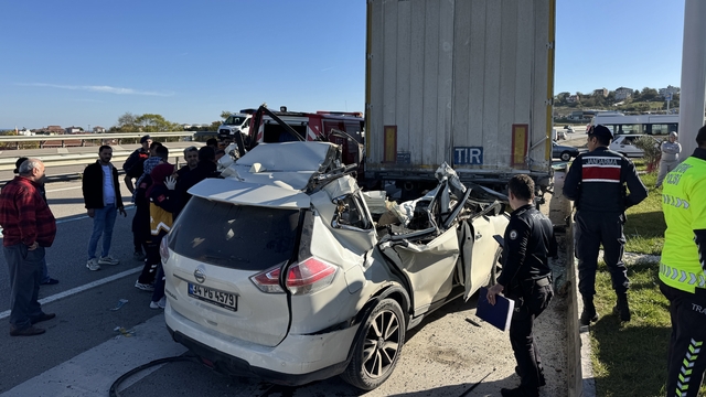 Sinop'ta otomobilin tıra çarptığı kazada bir kişi öldü