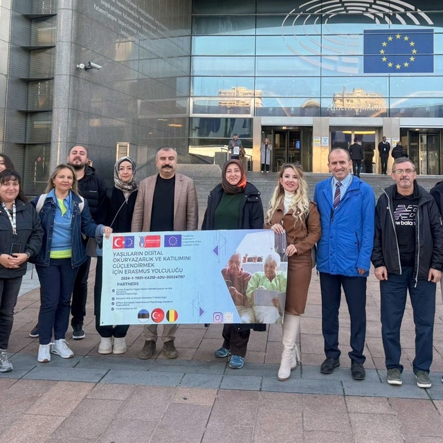 Yaşlıların dijital okuryazarlığını güçlendirmek için önemli adım