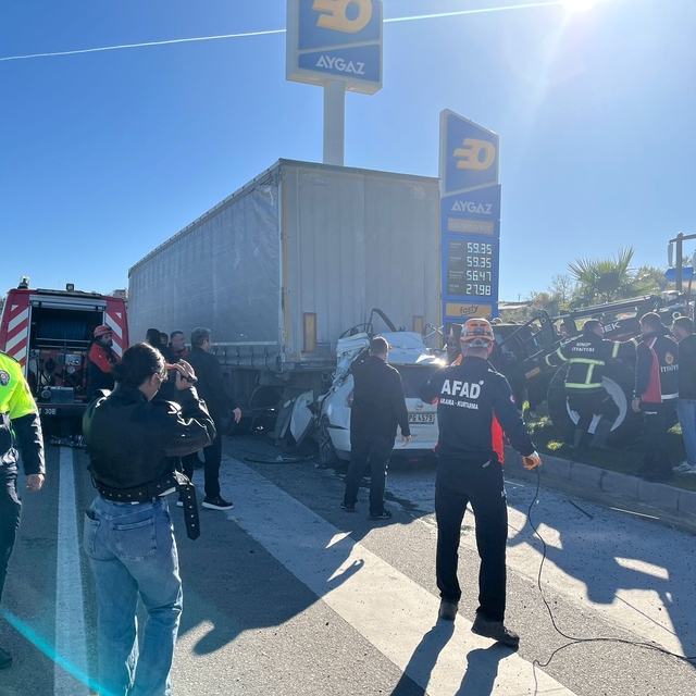 Otomobil, TIR'a arkadan çarptı; öğretmen öldü