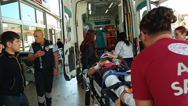 Adana'da otomobil ile motosikletin çarpıştığı kazada 2 kişi yaralandı