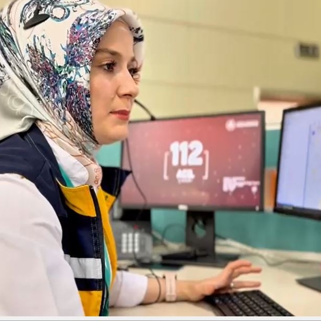 112 personelinin telefonda yönlendirmesi ile eşine doğum yaptırdı