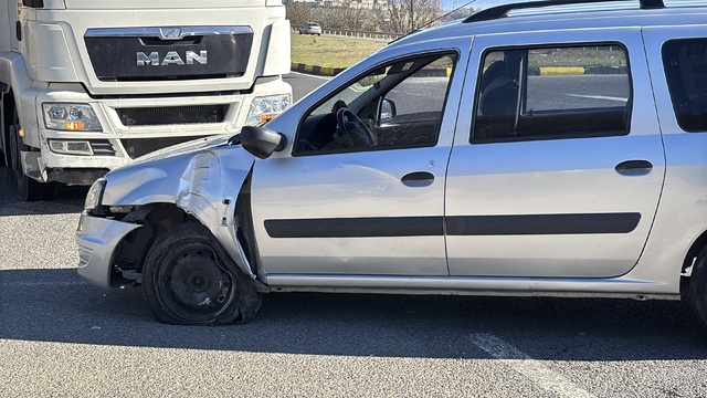 D-100'de tırın önüne kattığı araç hasar aldı