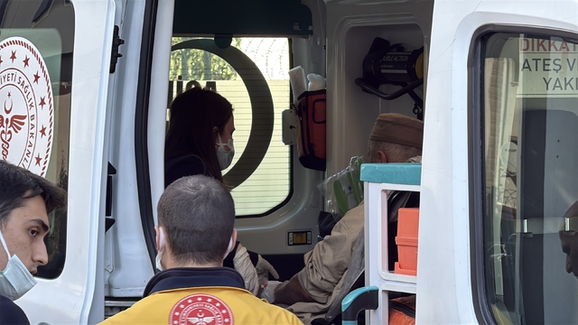 Serdivan'da evde çıkan yangında yaşlı çift dumandan etkilendi