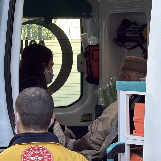 Serdivan'da evde çıkan yangında yaşlı çift dumandan etkilendi