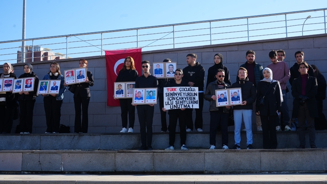 Üniversite öğrencileri şehitleri dualarla andı