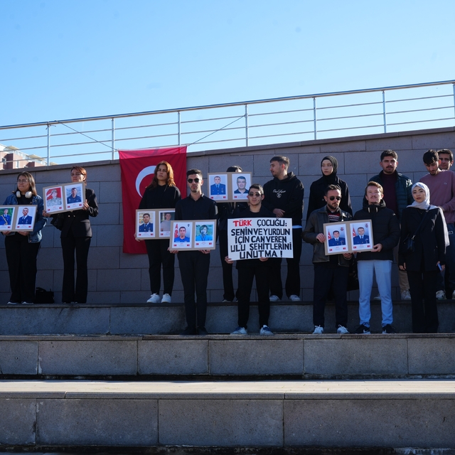 Üniversite öğrencileri şehitleri dualarla andı