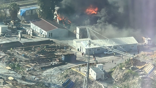 İzmir'de şantiyede yangın, gökyüzünü siyah dumanlar kapladı