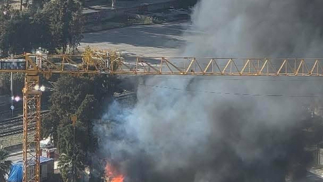 İzmir'de inşaat şantiyesinde yangın; alevler 2 otomobile sıçradı