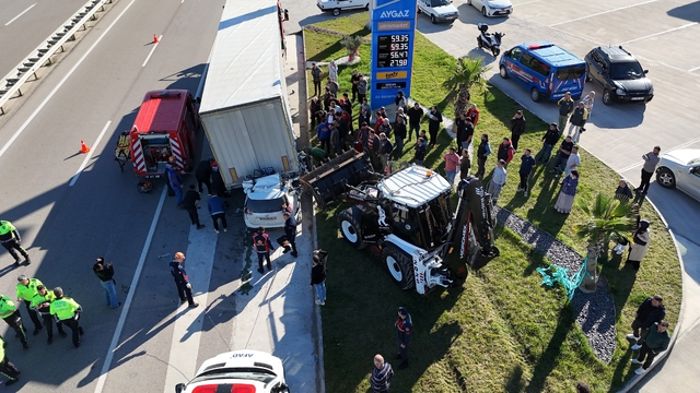 Tıra arkadan çarpan otomobilin sürücüsü hayatını kaybetti
