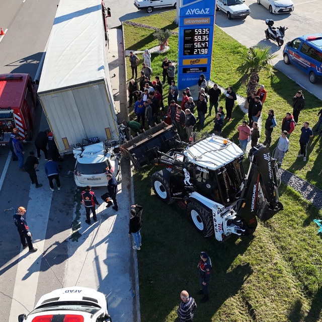 Tıra arkadan çarpan otomobilin sürücüsü hayatını kaybetti
