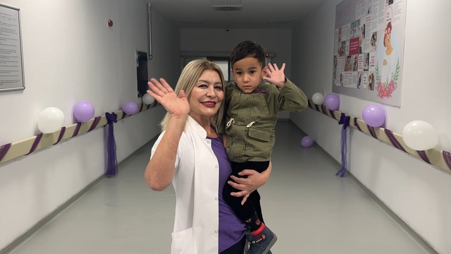 3,5 yaşındaki Oğuzhan, 'Dünya Prematüre Günü'nde doktorunu ziyaret edip, çiçek verdi
