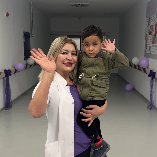3,5 yaşındaki Oğuzhan, 'Dünya Prematüre Günü'nde doktorunu ziyaret edip, çi...