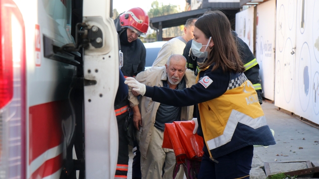 Facianın eşiğinden dönüldü: Engelli aileyi komşuları kurtardı
Annesi ile babası ambulansa bindirilen engelli kadının çaresiz anları yürek burktu