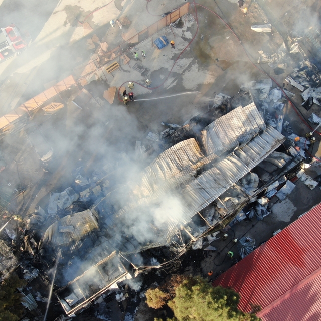 İzmir'deki yangında 5 konteyner ve 2 araç kül oldu