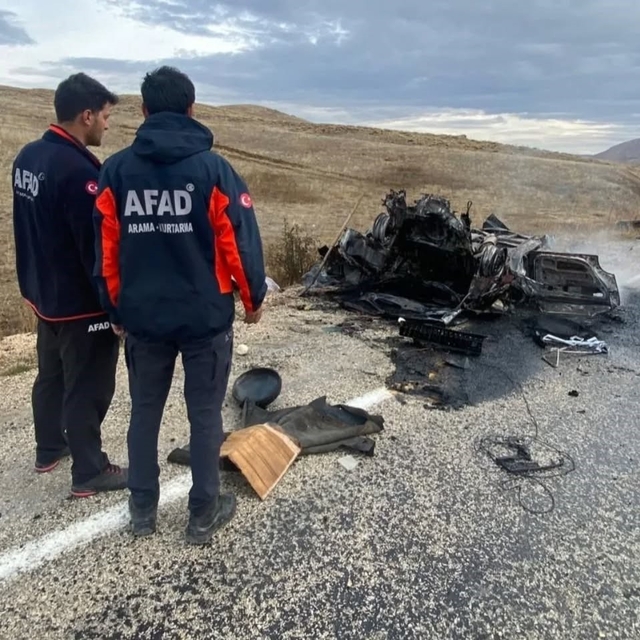 Alev alan araçtan 5 canı kurtardı: AFAD görevlisine başarı belgesi