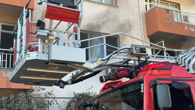 Yangına müdahale etmeye çalışan ev sahibi, dumandan etkilendi