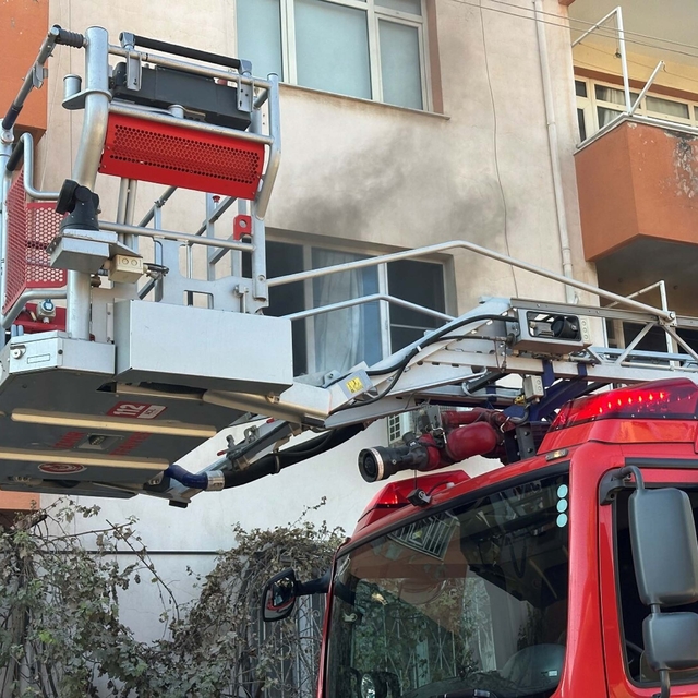 Yangına müdahale etmeye çalışan ev sahibi, dumandan etkilendi
