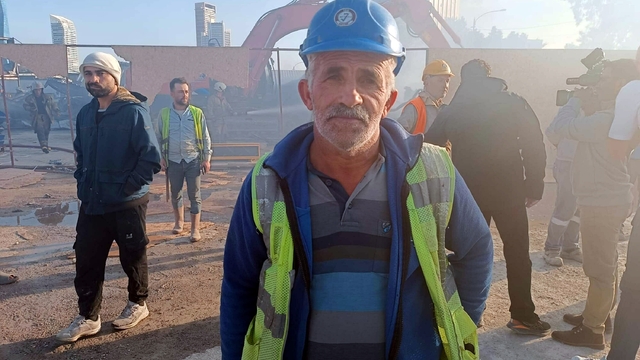 İzmir'de inşaat şantiyesinde yangın; alevler 2 otomobile sıçradı (2)