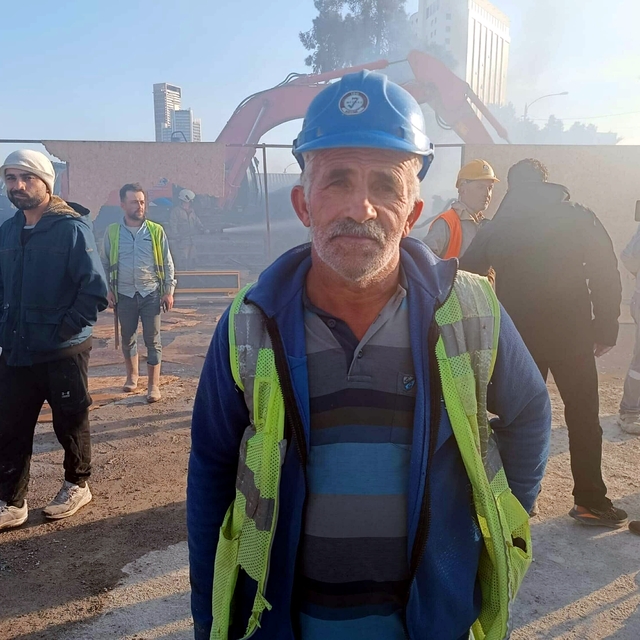 İzmir'de inşaat şantiyesinde yangın; alevler 2 otomobile sıçradı (2)