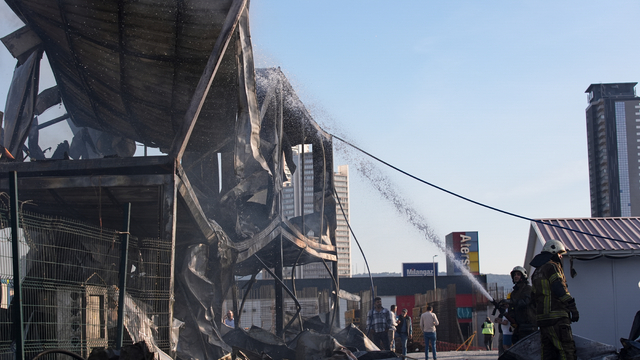İzmir'de şantiyede çıkan yangında konteynerler zarar gördü