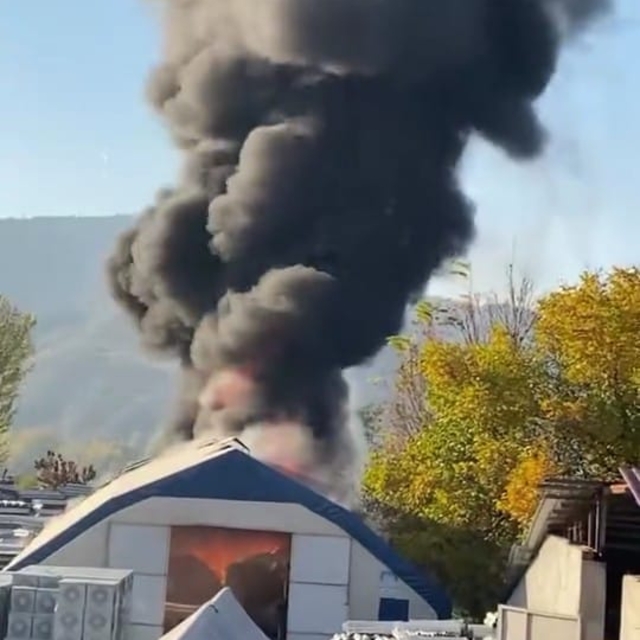 Amasya'daki yangında plasik malzemelerinin bulunduğu depo yandı