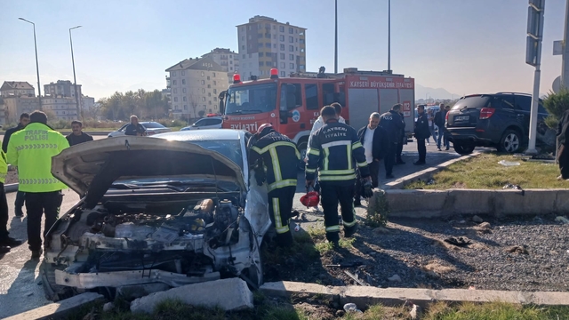 Kayseri'de iki otomobil çarpıştı: 5 yaralı