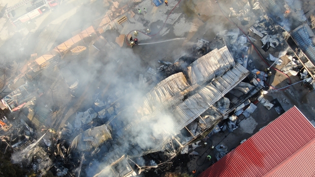 İzmir'deki yangında 5 konteyner ve 2 araç kül oldu