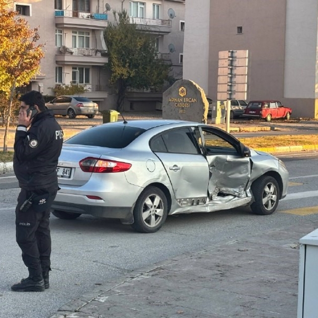 Erzincan'da trafik kazası: 2'i çocuk 4 yaralı