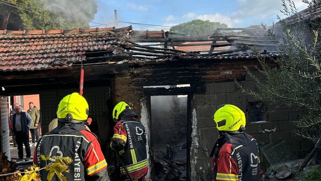 Balıkesir'de depoda yangın