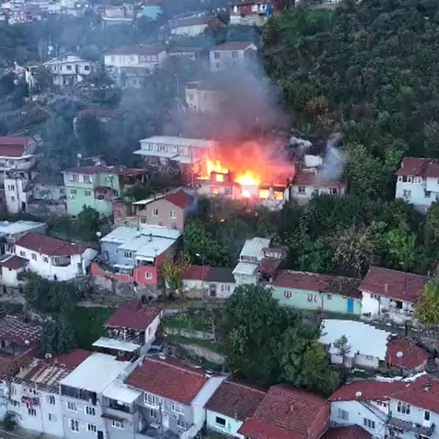 Bursa'da 2 katlı binadaki yangın 3 eve daha sıçradı; alevler dronla görüntü...