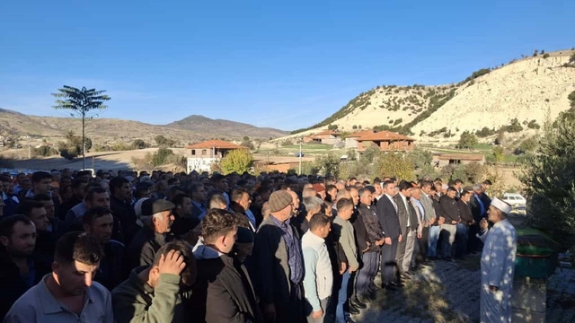 Devrilen traktörün sürücüsü Elvan, kazadan 1 gün sonra öldü (2)