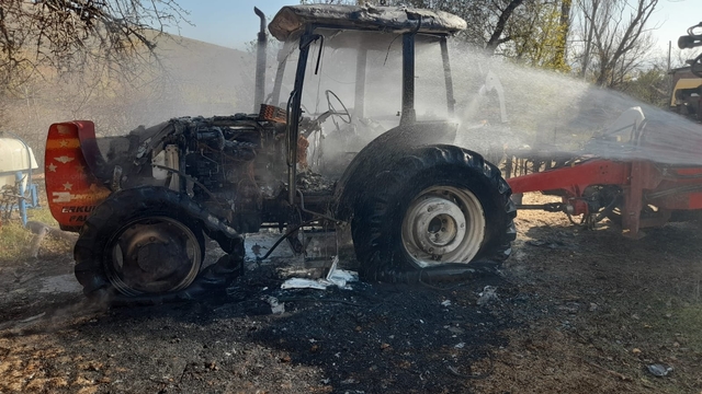 Tokat'ta çıkan yangında traktör kullanılmaz hale geldi